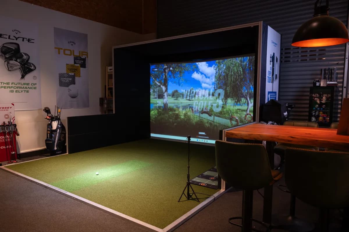Indoor-Golf-Bay der BirdieZone mit TrackMan und Leinwand