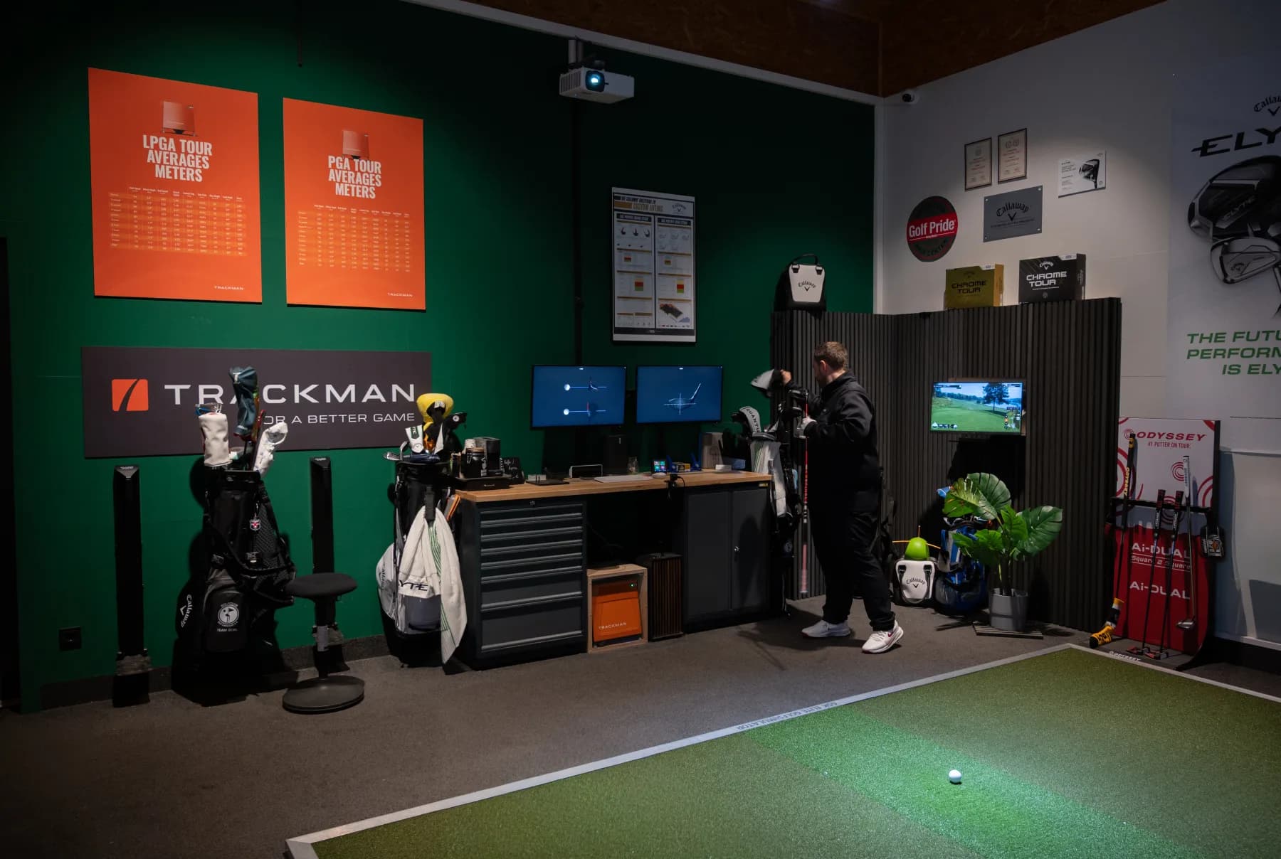 Markus Bechler am Werkstatt-Workbench mit TrackMan-Equipment
